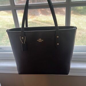 Burgundy medium sized coach tote